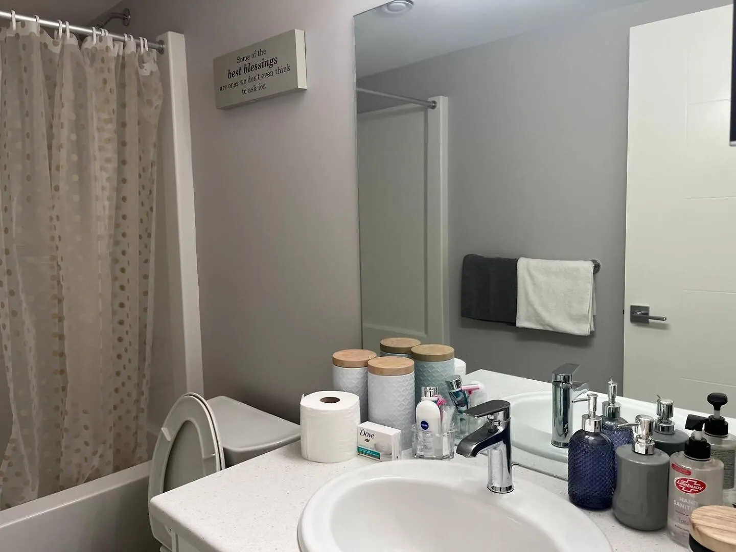 Stylish Basement Suite With Modern Comforts Winnipeg Holiday home