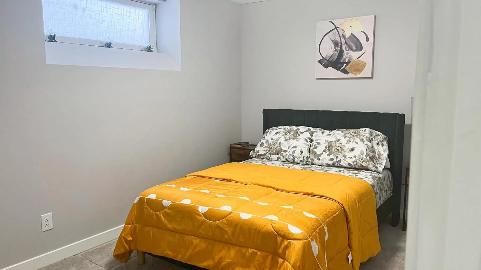 Stylish Basement Suite With Modern Comforts Winnipeg Holiday home